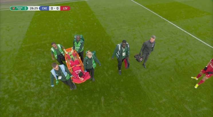 伤了一套阵容利物浦确定伤员达12人，远藤航夺冠后又拄拐离开