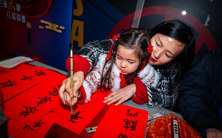 巴塞罗那足球俱乐部祝愿龙的力量和福气满满包围着萨迷一整年