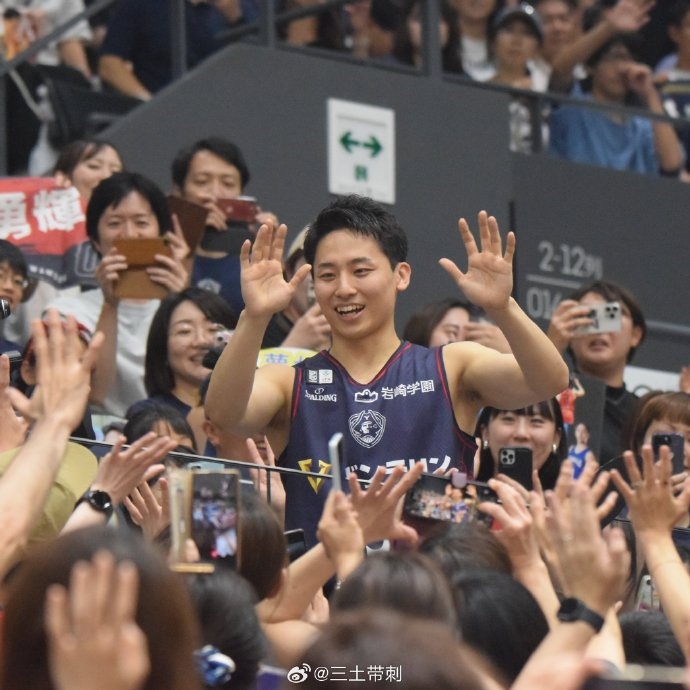 横滨海盗为河村勇辉举行NBA出发仪式门票早早售罄现场人头攒动